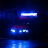 Ein Krankenwagen fährt mit Blaulicht.