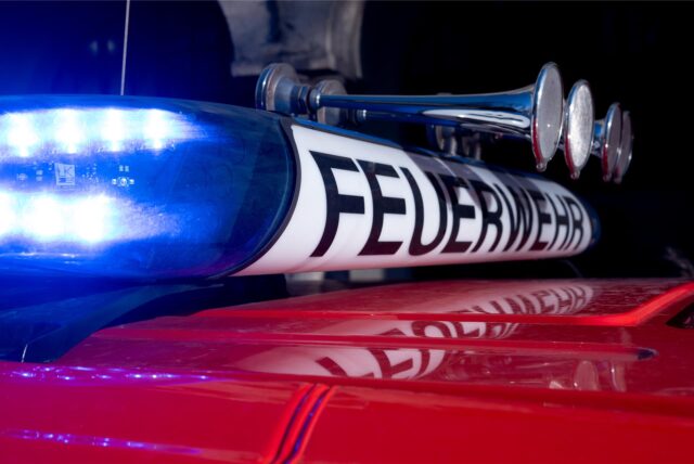 Ein Fahrzeug mit der Aufschrift „Feuerwehr“ (Symbolbild).