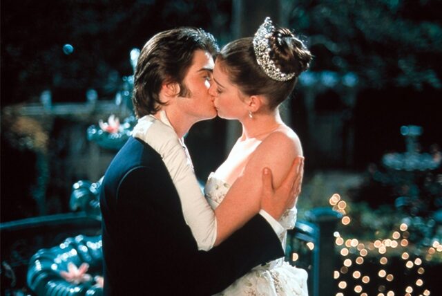 Mia Thermopolis (Anne Hathaway) küsst im Kinofilm „Plötzlich Prinzessin“ (Szenenfoto) ihren Schwarm Michael Moscovitz (Robert Schwartzman).