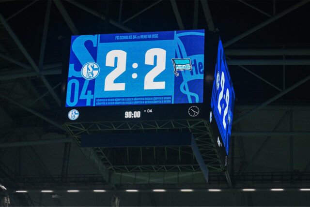 05.10.2024, Fussball, 2. Bundesliga, 8. Spieltag Saison 2024/2025, FC Schalke 04 – Hertha BSC, Endstand Videowürfel 2:2,