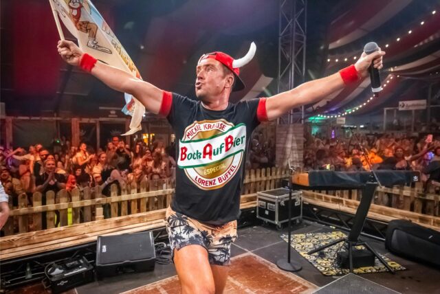Sänger Lorenz Büffel bei seinem Auftritt beim Dortmunder Oktoberfest 2024.