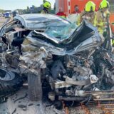 Nach einer Kollision mit einem Baustellenfahrzeug liegt ein zerstörtes Auto an einer Baustelle der A2 bei Bottrop. Die beiden Insassen wurden verletzt.