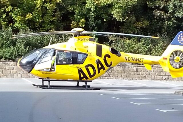 Der Rettungshubschrauber „Christoph 8“ im Flug fotografiert.