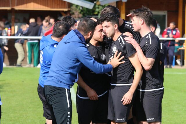 Führung für den VfL Kamen: Ismail Icen (M. hinten) verwandelt einen Freistoß aus 25 Meter direkt zum 1:0 und feiert das mit seinen Teamkollegen.