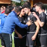 Führung für den VfL Kamen: Ismail Icen (M. hinten) verwandelt einen Freistoß aus 25 Meter direkt zum 1:0 und feiert das mit seinen Teamkollegen.