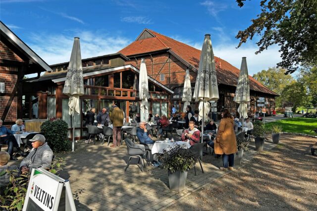 Das „Golfcafé Hugo am Schloss“ Westerwinkel ist am ersten Oktober-Wochenende bei bestem Wetter sehr gut besucht.