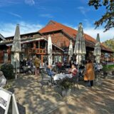 Das „Golfcafé Hugo am Schloss“ Westerwinkel ist am ersten Oktober-Wochenende bei bestem Wetter sehr gut besucht.