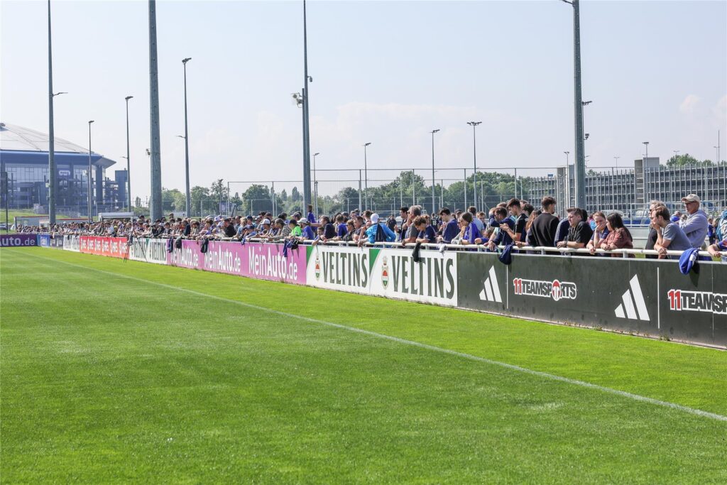 Gleich zweimal dürfen die Fans des FC Schalke 04 in dieser Woche beim Training zuschauen. Gleich zweimal dürfen die Fans des FC Schalke 04 in dieser Woche beim Training zuschauen.