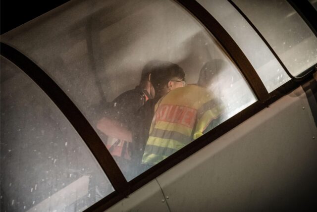 Polizeibeamte begleiten eine Person in ein Charterflugzeug (Symbolbild).