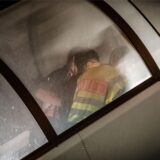 Polizeibeamte begleiten eine Person in ein Charterflugzeug (Symbolbild).