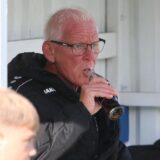 Weddinghofens Trainer Olaf Barnfeld trinkt aus einer Flasche.