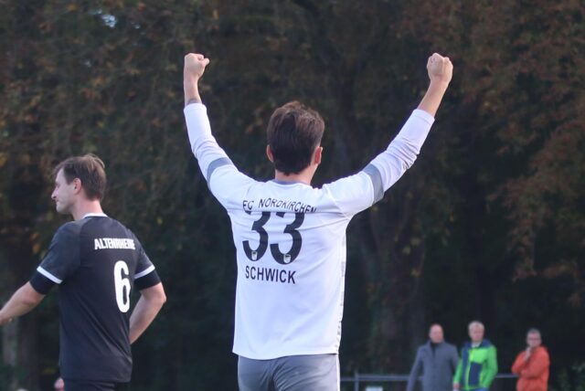 Robin Schwick vom FC Nordkirchen jubelt.