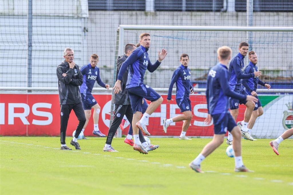 Aufmerksamer Beobachter: Kees van Wonderen (r.) sieht seinen Spielern beim Aufwärmen zu.