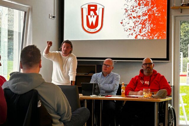 Tim Richter (v.l.), Matthias Hemcke und Heiner Gödde machten publik, dass RW Unna ersthaft über die Auflösung seiner Leichtathletik-Abteilung nachdenkt.