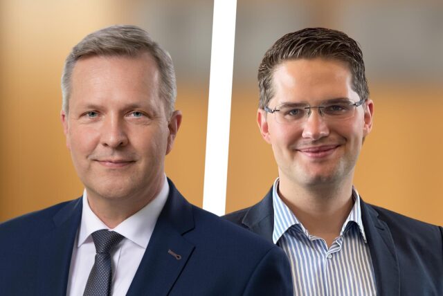 Zwei Verwaltungsmitarbeiter und Lokalpolitiker.