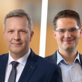Zwei Verwaltungsmitarbeiter und Lokalpolitiker.