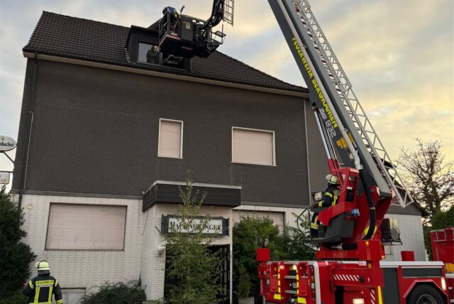 Der Teleskopmast der Freiwilligen Feuerwehr der Stadt Bergkamen steht vor dem Haus Nielinger, das im Laufe des Oktobers abgerissen werden soll. Über den Korb wird eine Person liegend aus dem Obergeschoss gerettet.