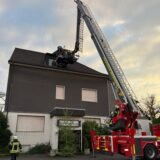 Der Teleskopmast der Freiwilligen Feuerwehr der Stadt Bergkamen steht vor dem Haus Nielinger, das im Laufe des Oktobers abgerissen werden soll. Über den Korb wird eine Person liegend aus dem Obergeschoss gerettet.