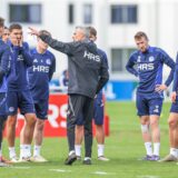 07.10.2024, Fussball, Saison 2024/2025, 2. Bundesliga, Training FC Schalke 04, Cheftrainer Kees van Wonderen (FC Schalke 04) spricht zu seiner Mannschaft.