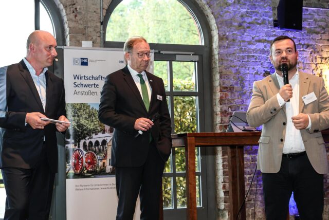 Bürgermeister Dimitrios Axourgos (r.), hier mit Philipp Halbach (r,) und IHK-Hauptgeschäftsführer Stefan Schreiber.