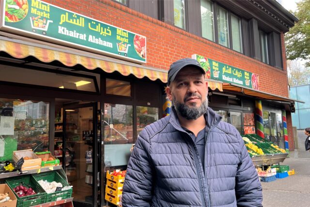 Nouri Aliwi steht vor seinem Lebensmittelladen am Königsborner Tor