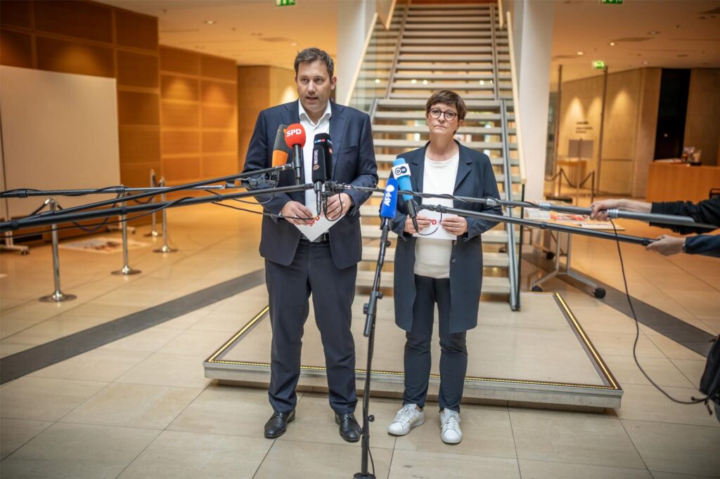 Lars Klingbeil, SPD-Bundesvorsitzender, steht neben Saskia Esken, Co-Bundesvorsitzende, bei einem Pressestatement nach der Ankündigung, dass SPD-Generalsekretär Kühnert zurücktritt. Lars Klingbeil, SPD-Bundesvorsitzender, steht neben Saskia Esken, Co-Bundesvorsitzende, bei einem Pressestatement nach der Ankündigung, dass SPD-Generalsekretär Kühnert zurücktritt.