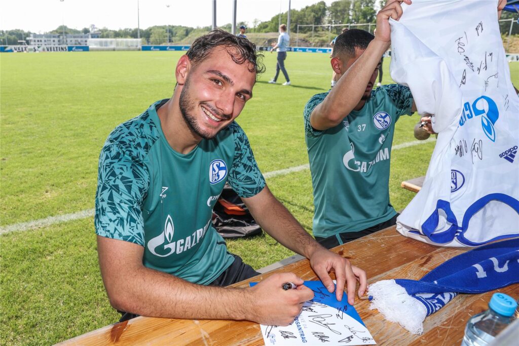 Ahmed Kutucu im Jahr 2021 nach dem Schalker Training beim Autogrammeschreiben. Ahmed Kutucu im Jahr 2021 nach dem Schalker Training beim Autogrammeschreiben.