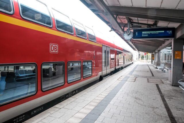 Der RE 42 steht an Gleis 1 des Recklinghäuser Hauptbahnhofs.