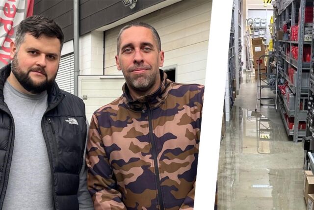 Eine Collage: Links sind Dennis Piela und Heiko Stoll von der Modellbahn-Union zu sehen, rechts ein Foto aus der beim Großbrand in Kamen gefluteten Lagerhalle.