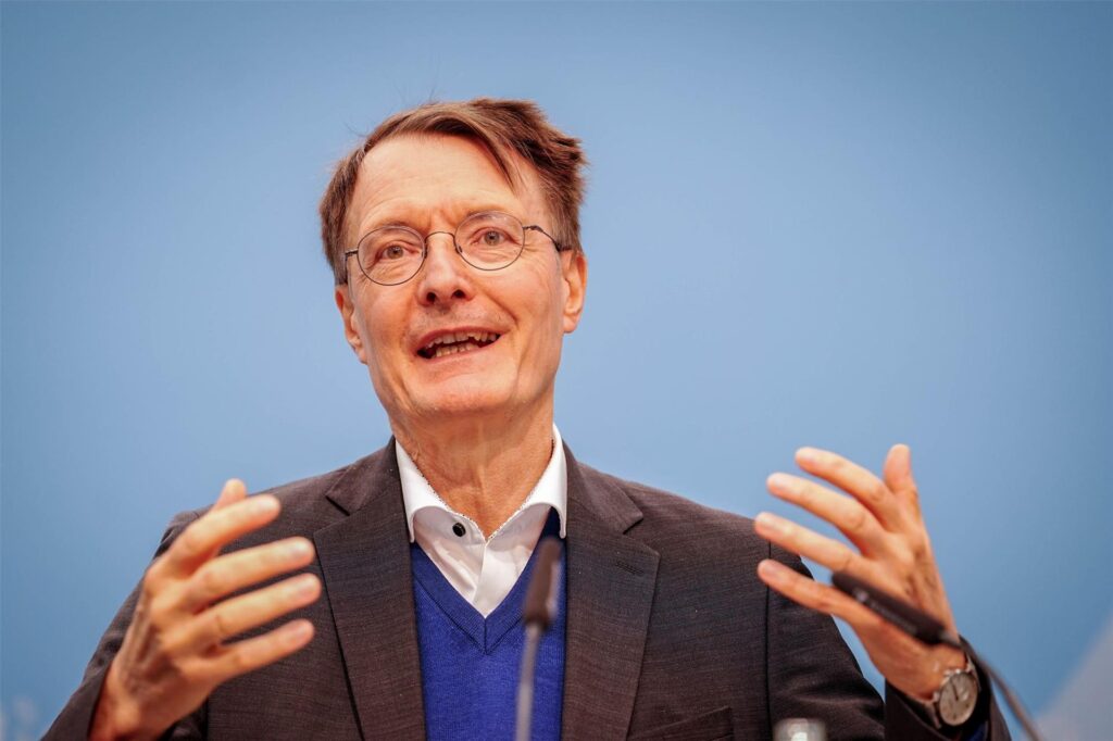 Karl Lauterbach (SPD), Bundesminister für Gesundheit, gibt ein Pressestatement zur Pflegeversicherung. (zu dpa: «Finanzloch in der Pflege