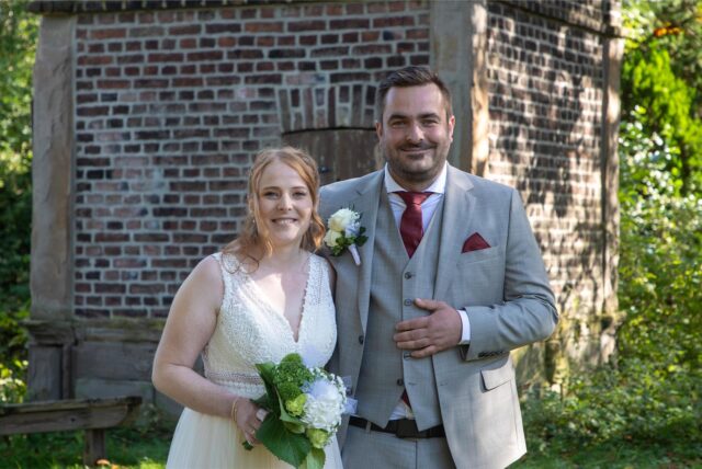 Katharina (geborene Reischl) und Norman Theuerl haben auf Schloss Bladenhorst standesamtlich geheiratet.