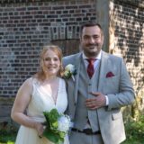Katharina (geborene Reischl) und Norman Theuerl haben auf Schloss Bladenhorst standesamtlich geheiratet.