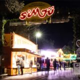 Kirmes-Besucher passieren den Eingang von Sim-Jü in Werne.