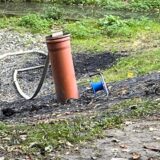 Die Bildmontage zeigt Thomas Matter (Stadtbetriebe) und eine Pumpen-Apparatur am Teich im Bornekamp.