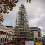 Blick aus dem vergangenen Jahr auf das Gerüst des Weihnachtsbaums, der beim Weihnachtsmarkt in Dortmund auf dem Hansaplatz steht.