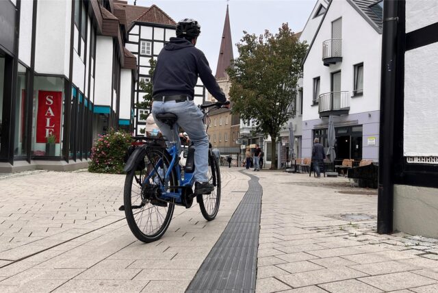 Ein Radfahrer befährt die Hertingerstraße in Unna