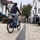 Ein Radfahrer befährt die Hertingerstraße in Unna