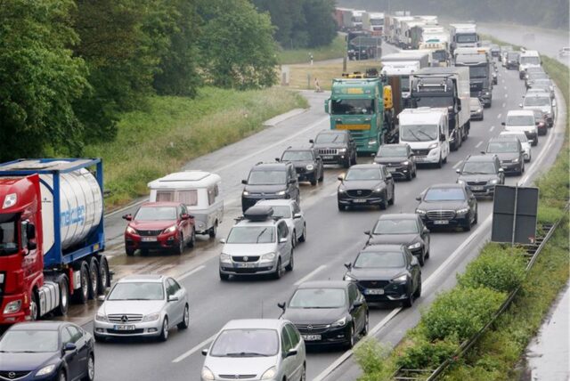 Autos stauen sich auf der A3 am Kreuz Kaiserberg.