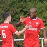 Luca Bühren und Kingsley Nweke vom SC Hennen klatschen sich ab.