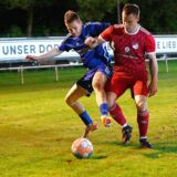 Duell um den Ball: Moritz Kroos (l.) von Borussia Ahsen gegen den Deutener Lukas Tombrink.