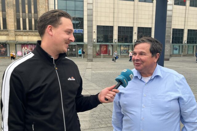 Tim Hübbertz interviewt Patrick Arens in Dortmund auf dem Hansaplatz.