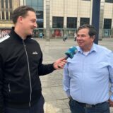 Tim Hübbertz interviewt Patrick Arens in Dortmund auf dem Hansaplatz.