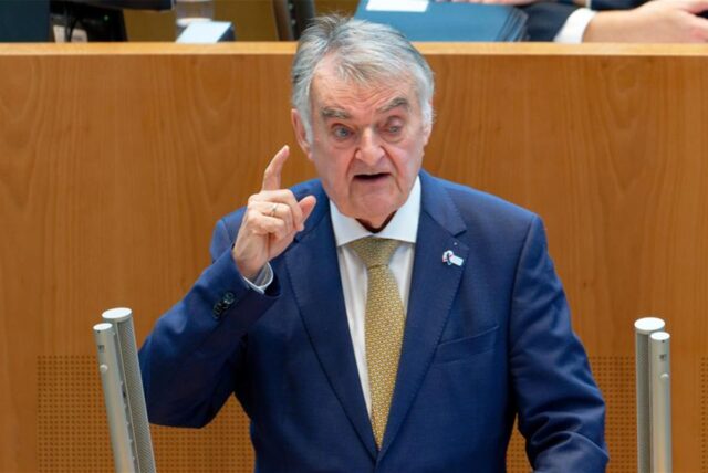 Herbert Reul (CDU), Innenminister von Nordrhein-Westfalen, spricht bei einer Plenarsitzung im Landtag von Nordrhein-Westfalen.