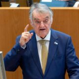 Herbert Reul (CDU), Innenminister von Nordrhein-Westfalen, spricht bei einer Plenarsitzung im Landtag von Nordrhein-Westfalen.