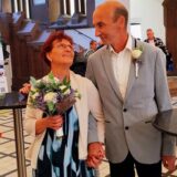 Ein Hochzeitspaar steht im Rathaus Recklinghausen und schaut sich verliebt an.
