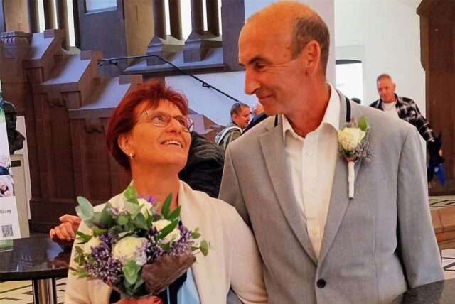 Ein Hochzeitspaar steht im Rathaus Recklinghausen und schaut sich verliebt an.