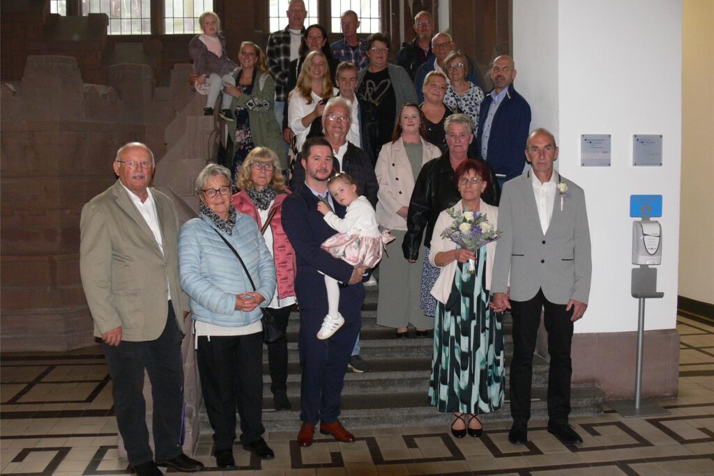 Das Hochzeitspaar mit seinen Gratulanten im Recklinghäuser Rathaus. Das Hochzeitspaar mit seinen Gratulanten im Recklinghäuser Rathaus.