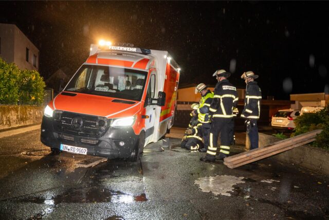 Rettungswagen, der in einen Hohlraum abgeasackt ist.