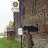 Dr. Jula Well steht an der Bushaltestelle Westhemmerde