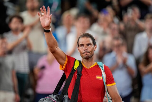 Rafael Nadal winkt.
